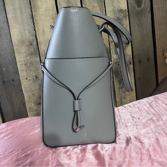 Micheal Kors Voyager Tote Bag - Picture 3 of 13